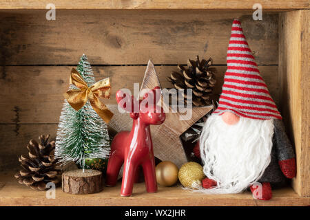Weihnachtsdekoration Rotwild Abbildung und gnome in einer Holzkiste Hintergrund Stockfoto