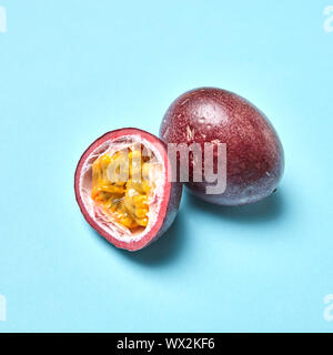 Passionsfrucht, Maracuja, maraquia ganze und halbe isoliert auf weißem Hintergrund. Stockfoto