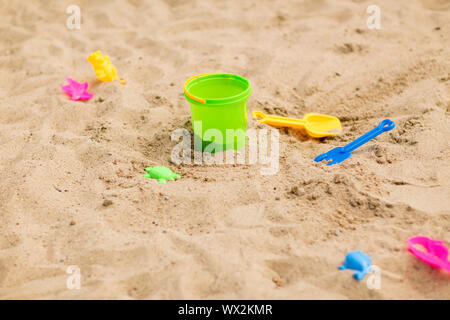 Schaufel und sandspielzeug am Strand oder in Sandbox Stockfoto