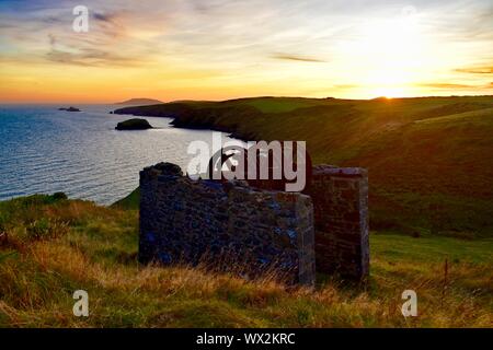 Nant Gadwen Meine oberen drumhouse bei Sonnenuntergang mit Blick über die Bucht von aberdaron. Stockfoto