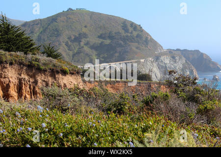 Bixby Creek Bridge Blick von einem der Aussichtspunkte entlang der Pacific Coast Highway, Kalifornien, USA Stockfoto