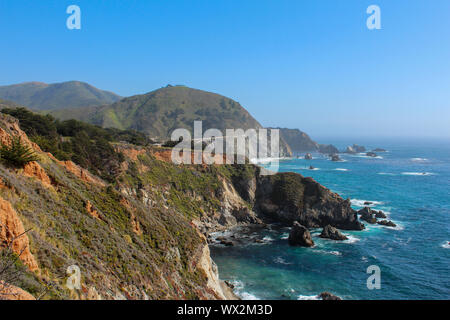 Anzeigen von Bixby Creek Bridge von einem der Aussichtspunkte entlang der Pacific Coast Highway, Kalifornien, USA Stockfoto