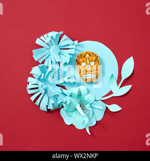 Blauer runder Rahmen mit Calaveras Attribut Der mexikanische Feiertag von Calaca mit Handwerk Papier Blüten und Blättern verziert auf Stockfoto