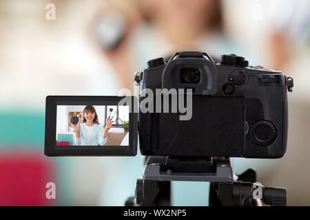 Weibliche Schönheit Blogger machen Video zu bilden. Stockfoto