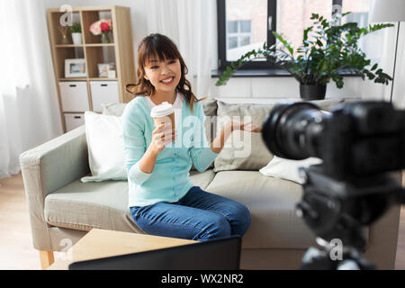 Asiatische Frau Blogger mit der Kamera das Aufnehmen von Videos Stockfoto