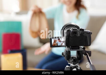 Asiatische Frau Fashion Blogger machen Video Schuhe Stockfoto