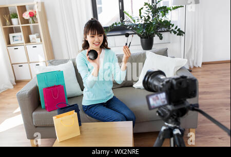 Weibliche Schönheit Blogger machen Video zu bilden. Stockfoto