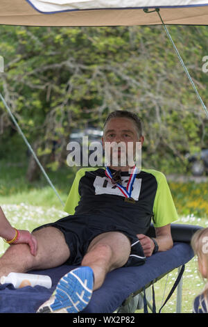 Laienhafte Läufer in einem realen Rennen, das traditionelle 2 Hügel Chagford trail Race Stockfoto