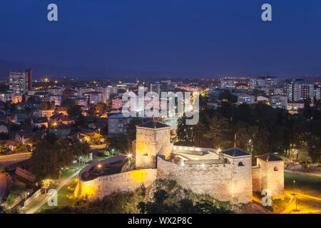 Wunderschöne, beleuchtete Festung vor dem Stadtbild während der späten Blaue Stunde mit lichter und heller Fenster in die Häuser Stockfoto