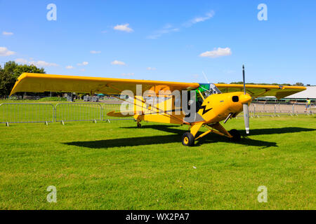 Norwegische Piper PA-18 Super Cub Flugzeuge im East Kirkby, Lincolnshire, England geparkt Stockfoto