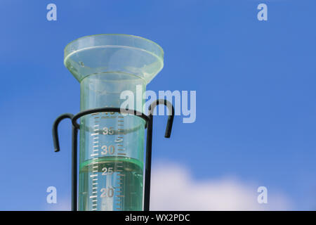 Wasserzähler mit Regenwasser und blauer Himmel Stockfoto