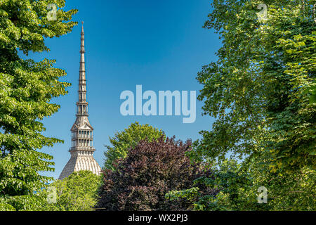 Die Kuppel und die Turmspitze der Mole Antonelliana, ein architektonisches Wahrzeichen der Stadt Turin, in dem auch die nationalen Kino Museum, Turin, Italien Stockfoto