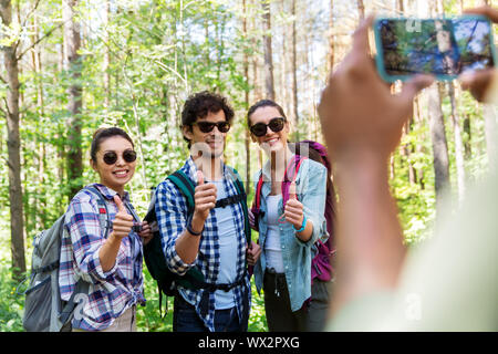 Freunde mit Rucksäcken auf Wanderung fotografiert werden Stockfoto