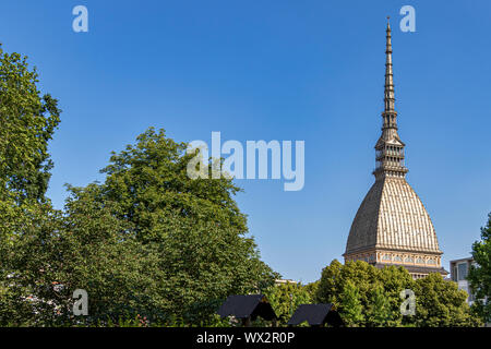 Die Kuppel und die Turmspitze der Mole Antonelliana, ein architektonisches Wahrzeichen der Stadt Turin, in dem auch die nationalen Kino Museum, Turin, Italien Stockfoto