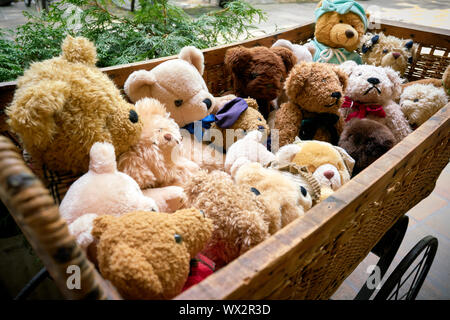 Bären als Souvenir in einem Puppenwagen vor einem Souvenir shop in Berlin. Stockfoto