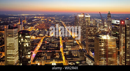 Blick vom Main Tower auf die Stadt im Abendlicht, Frankfurt am Main, Hessen, Deutschland, Europa Stockfoto
