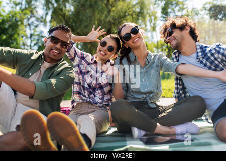 Gerne Freunde unter selfie im Freien im Sommer Stockfoto