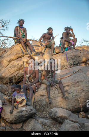 Lake Eyasi, Tansania, 11. September 2019: hadzabe Männer ruht auf einem Felsen Stockfoto