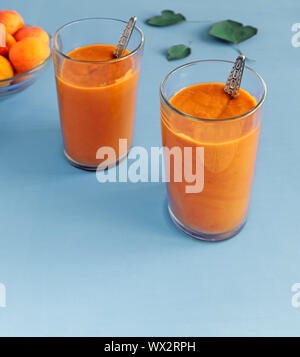 Smoothies von reifen Aprikosen mit Joghurt in Gläsern. Stockfoto