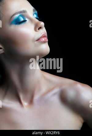 Closeup Portrait von weiblichen auf schwarzem Hintergrund. Frau mit Abend Beauty Makeup auf schwarzem Hintergrund. Stockfoto