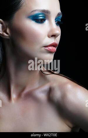Closeup Portrait von weiblichen auf schwarzem Hintergrund. Frau mit Abend Beauty Makeup auf schwarzem Hintergrund. Stockfoto