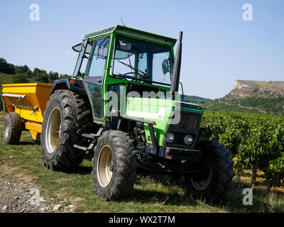 Weinbau Maschinen, Vergisson, Burgund, Saône-et-Loire, Bourgogne-Franche-Comté Region, Frankreich Stockfoto