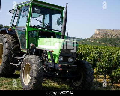 Weinbau Maschinen, Vergisson, Burgund, Saône-et-Loire, Bourgogne-Franche-Comté Region, Frankreich Stockfoto