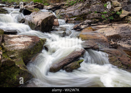 In der Nähe von Killin Wasserfällen Dochart in den schottischen Highlands, Langzeitbelichtung Stockfoto