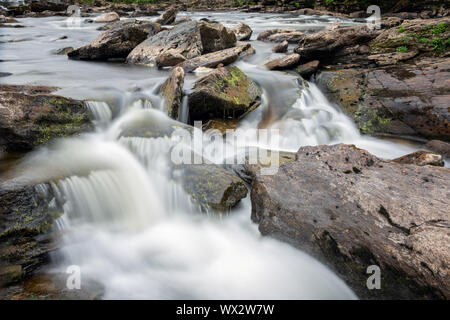 In der Nähe von Killin Wasserfällen Dochart in den schottischen Highlands, Langzeitbelichtung Stockfoto
