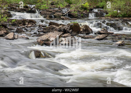 In der Nähe von Killin Wasserfällen Dochart in den schottischen Highlands, Langzeitbelichtung Stockfoto