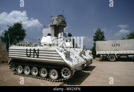 Mai 1993 29 während der Belagerung von Sarajevo: UNPROFOR Dänische YPR-765 AIFVs/APCs im Parkhaus am Flughafen von Sarajevo. Stockfoto