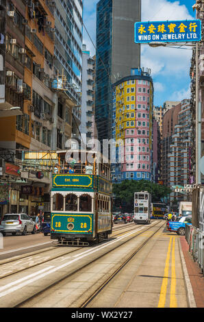 Hongkong - April, 29, 2018: die doppelstöckigen Straßenbahn in Wan Chai Hong Kong. Stockfoto