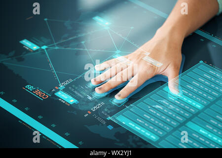 Hand auf dem Touchscreen Scan scannen für den Datenzugriff Stockfoto