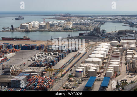 BARCELONA - Mai 16: Luftaufnahme der Industriehafen von Berg Montjuic am 16. Mai 2013 in Barcelona, Spanien Stockfoto