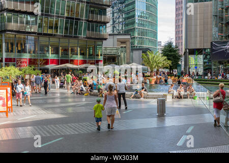 Menschen sind Einkaufsmöglichkeiten in der berühmten Sony Center in Berlin, Deutschland Stockfoto