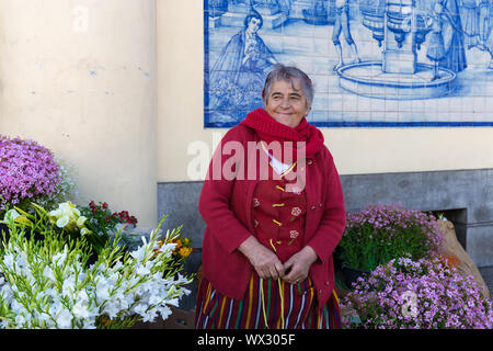 Traditionelle Frau verkauft Blumen auf einem Markt von Funchal, Portugal Stockfoto