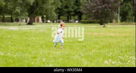 Happy Baby Mädchen im Park im Sommer Stockfoto