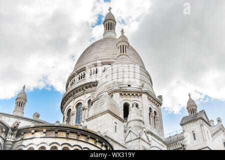 Basilika Sacre Coeur auf dem Montmartre in Paris. Stockfoto