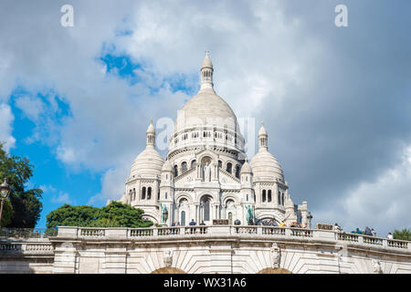 Basilika Sacre Coeur auf dem Montmartre in Paris. Stockfoto