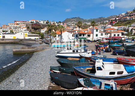 Hafen mit Fischern und Fischen Schiffe in Funchal, Portugal Stockfoto