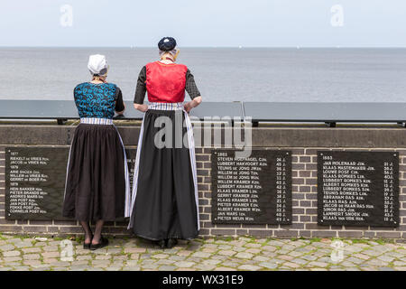 Zwei traditionelle gekleideten Frauen aus Urk Stockfoto