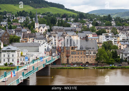 Stadtbild von Traben-Trarbach mit Menschen und Autos der Brücke über die Mosel Stockfoto