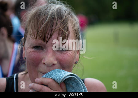 Laienhafte Läufer in einem realen Rennen, das traditionelle 2 Hügel Chagford trail Race Stockfoto