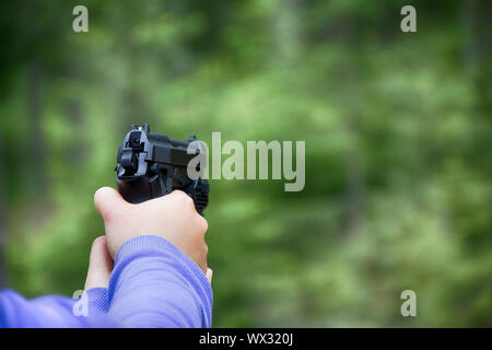 Frau Triebe von Air Gun im Wald Stockfoto