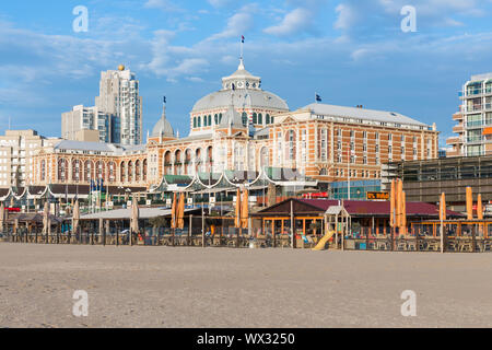 Blick vom Strand an der berühmten niederländischen Kurhaus Scheveningen Stockfoto