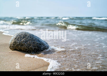 Stein am Strand der Ostseeküste bei Rewal in Polen Stockfoto