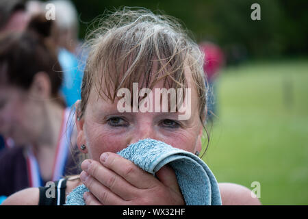 Laienhafte Läufer in einem realen Rennen, das traditionelle 2 Hügel Chagford trail Race Stockfoto