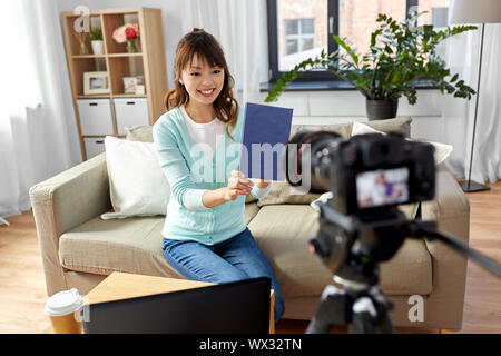 Asiatische Frau Blogger machen Video Review von Buch Stockfoto