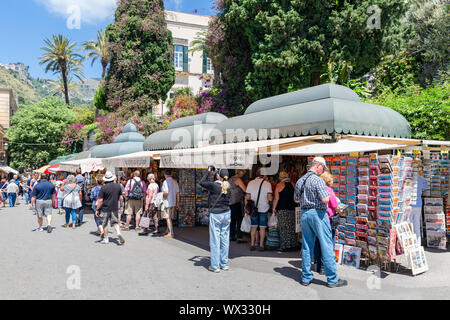Touristen, die Einkaufsmöglichkeiten für Souvenirs in Taormina auf der Insel Sizilien, Italien Stockfoto