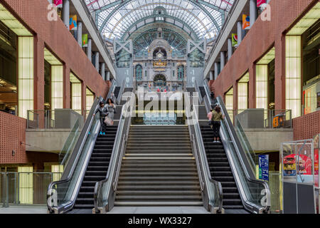 Treppen und Rolltreppen in berühmten renovierte Hauptbahnhof Antwerpen, Belgien Stockfoto